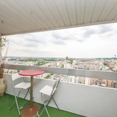 Buttes Chaumont Apartment